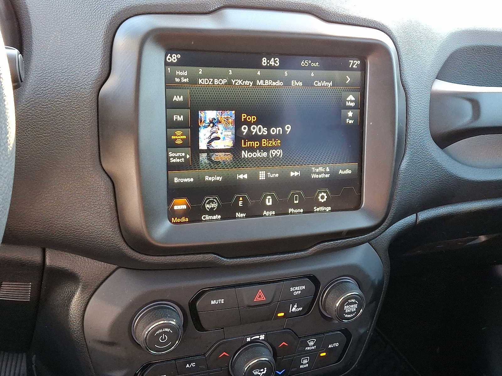 Certified 2023 Jeep Renegade Latitude w/ Sun & Fun Group image 18