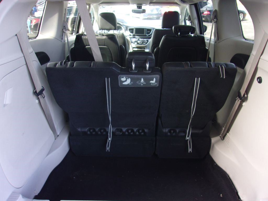 Used 2020 Chrysler Pacifica Touring-L image 5