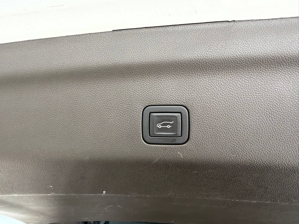 Used 2024 Chevrolet Suburban LT RWD image 32