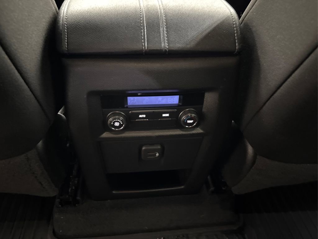 Used 2023 Chevrolet Traverse LT image 35