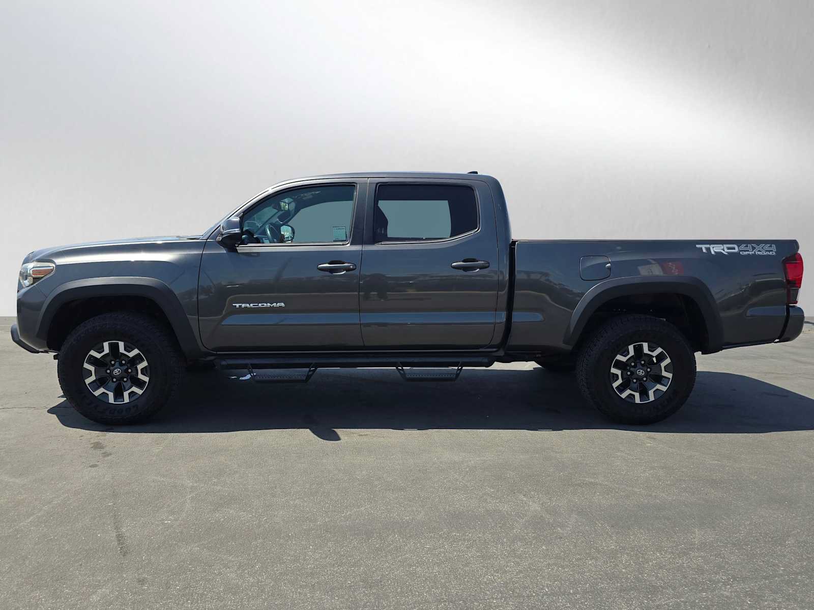 Used 2018 Toyota Tacoma TRD Off-Road w/ Technology Package AWD/4WD image 6