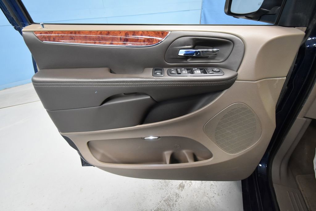 Used 2016 Chrysler Town & Country Touring FWD image 4