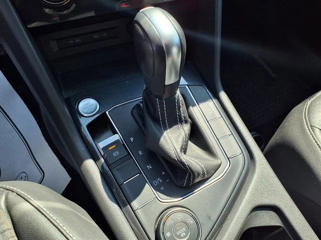 Used 2021 Volkswagen Tiguan SE w/ Panoramic Sunroof Package image 17