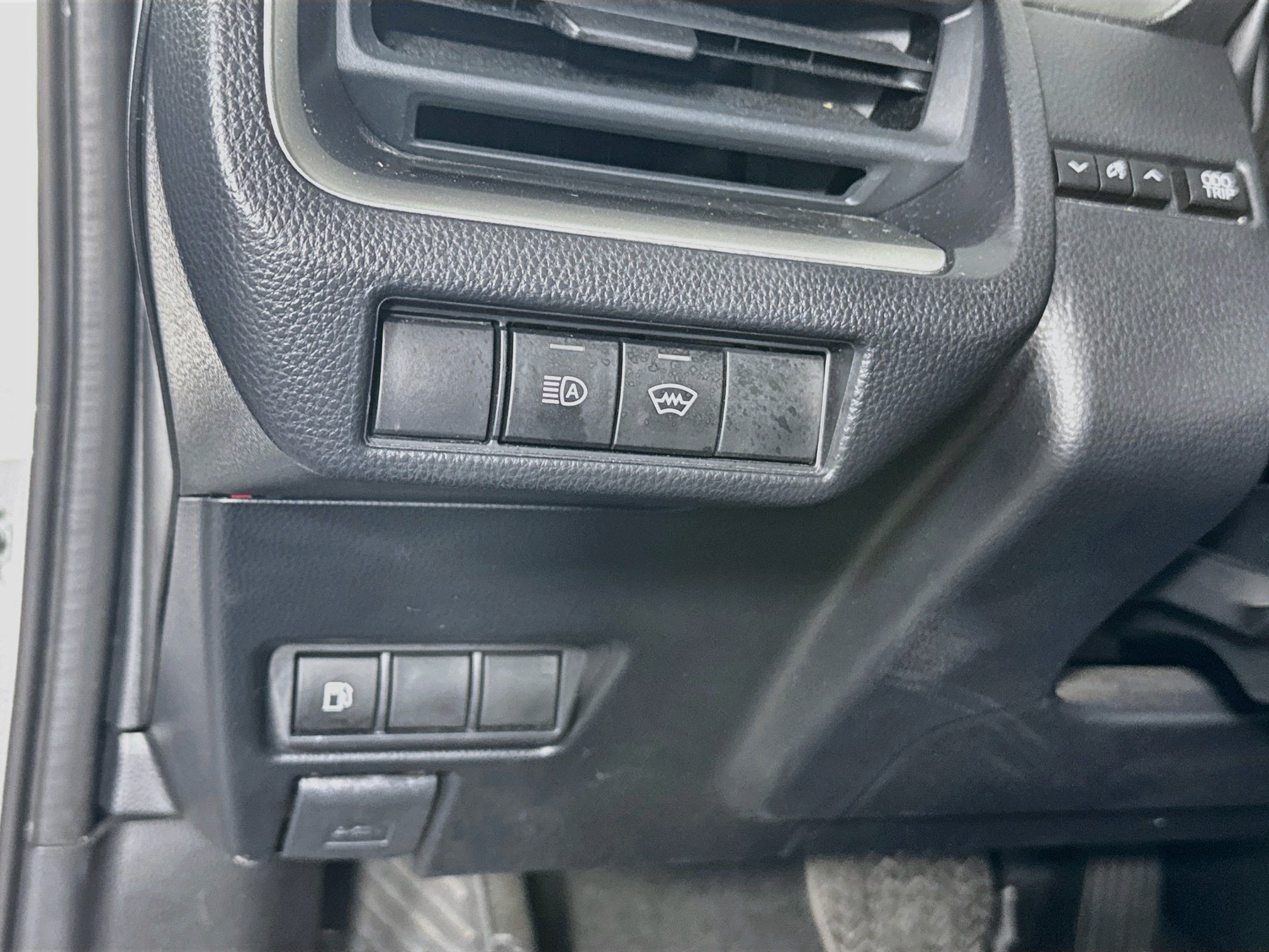 Certified 2025 Toyota Prius LE FWD image 11