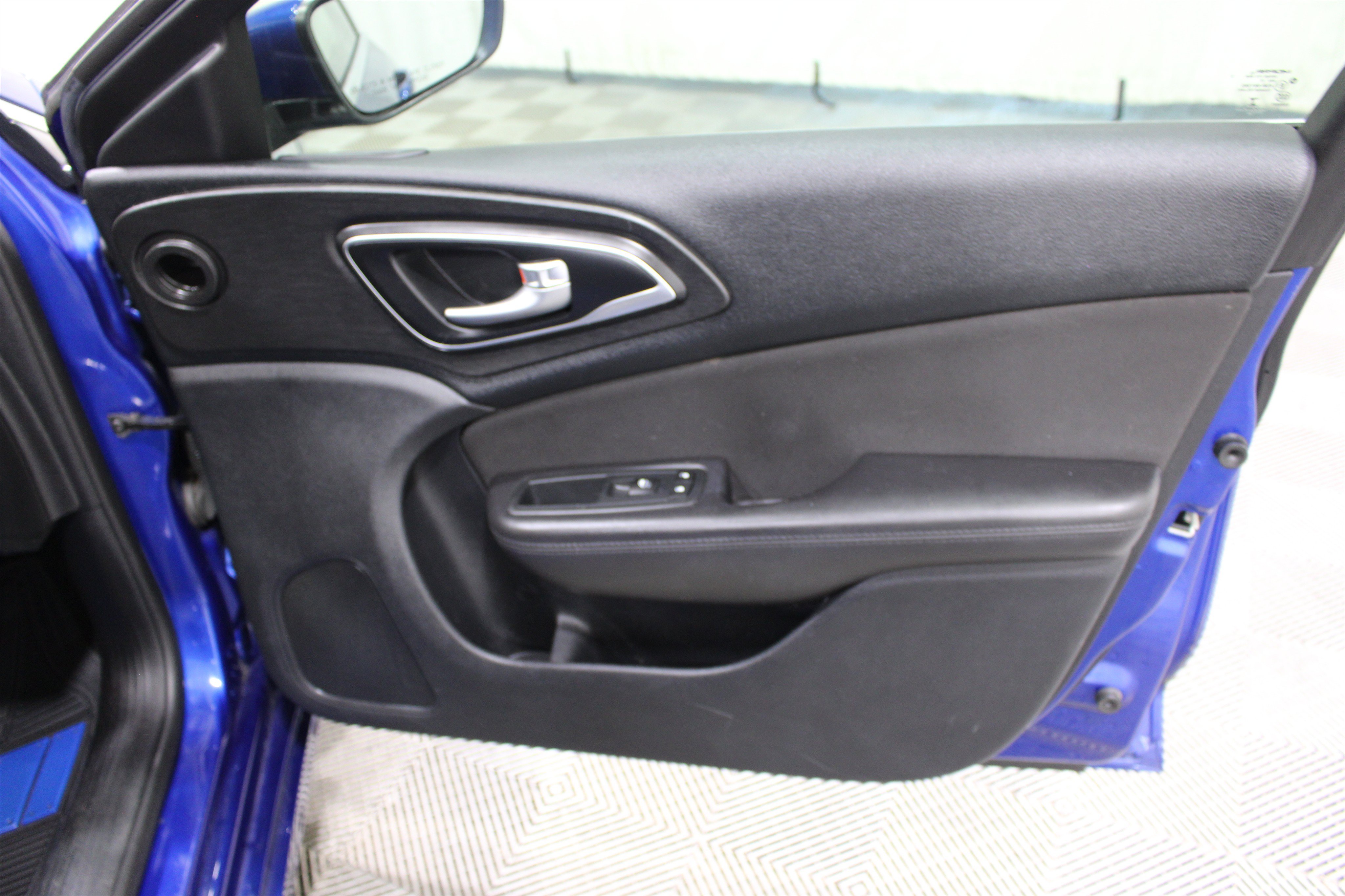 Used 2015 Chrysler 200 Limited FWD image 22