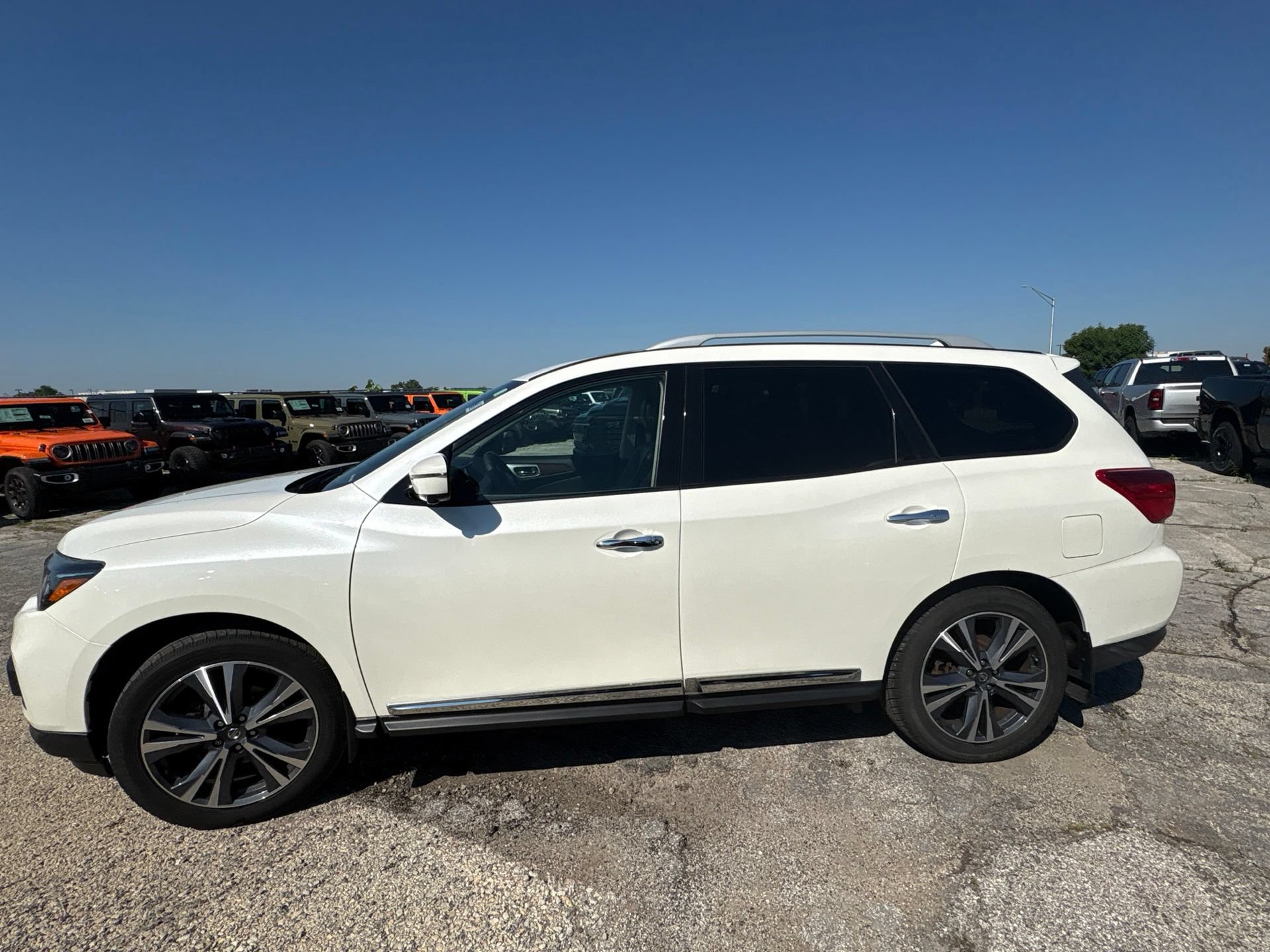 Used 2019 Nissan Pathfinder Platinum AWD/4WD image 9