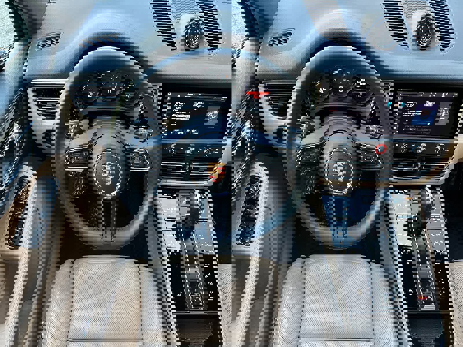 Used 2025 Porsche Macan image 15