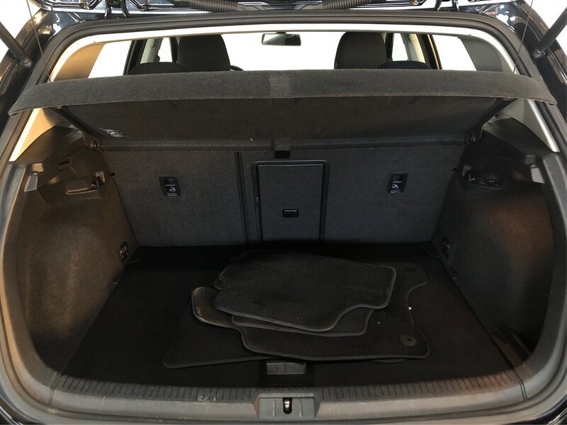 Used 2017 Volkswagen e-Golf SE w/ DC Fast Charging Package image 12