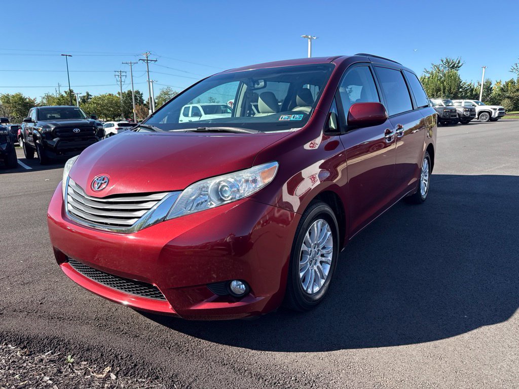 Used 2014 Toyota Sienna XLE FWD image 2