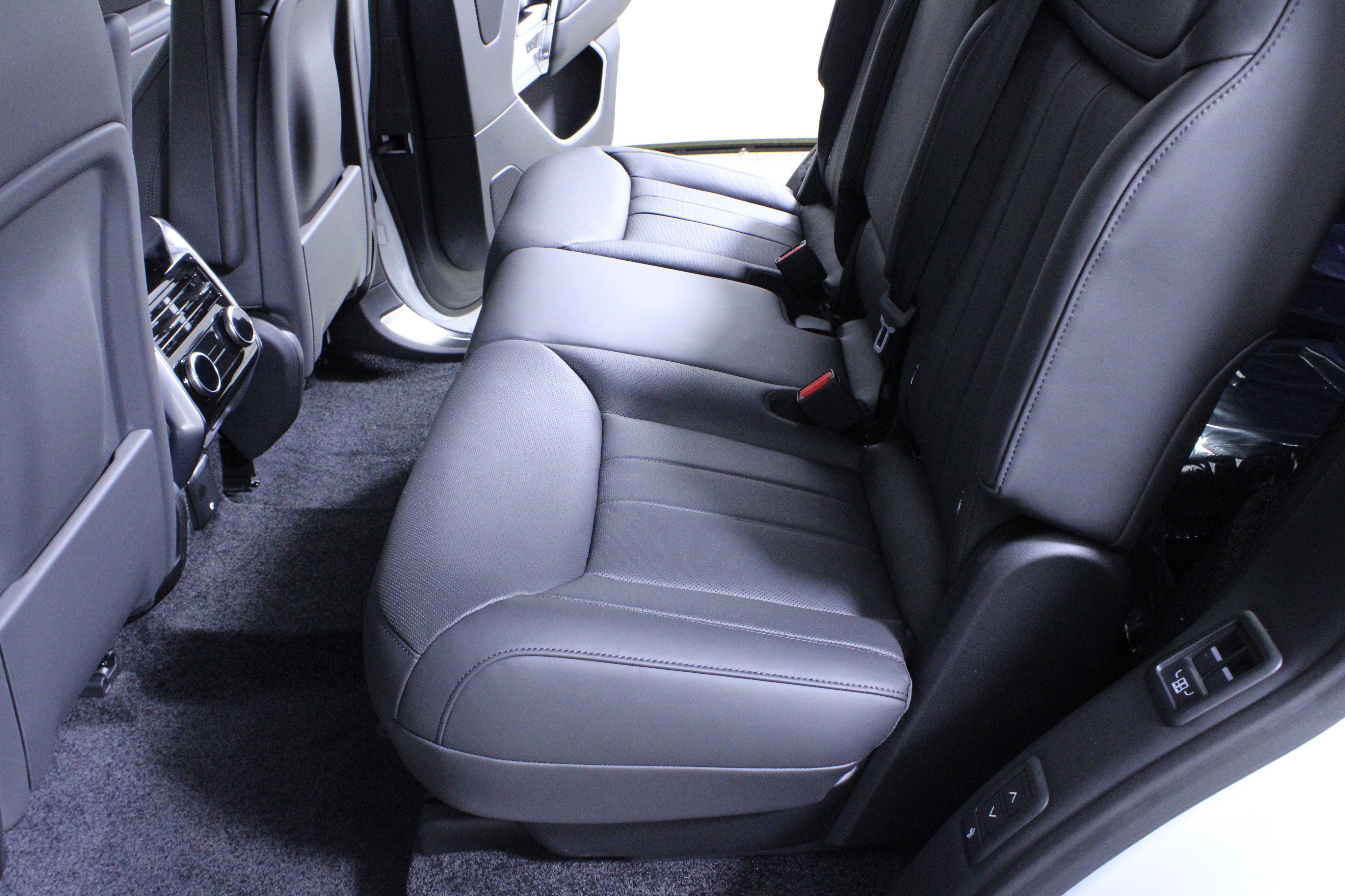 New 2026 Land Rover Range Rover Long Wheelbase SE image 10