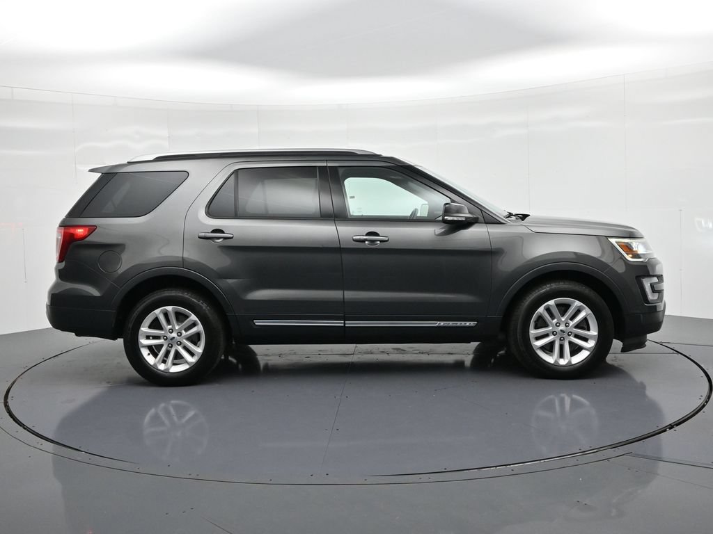 Used 2017 Ford Explorer XLT w/ Equipment Group 202A FWD image 5