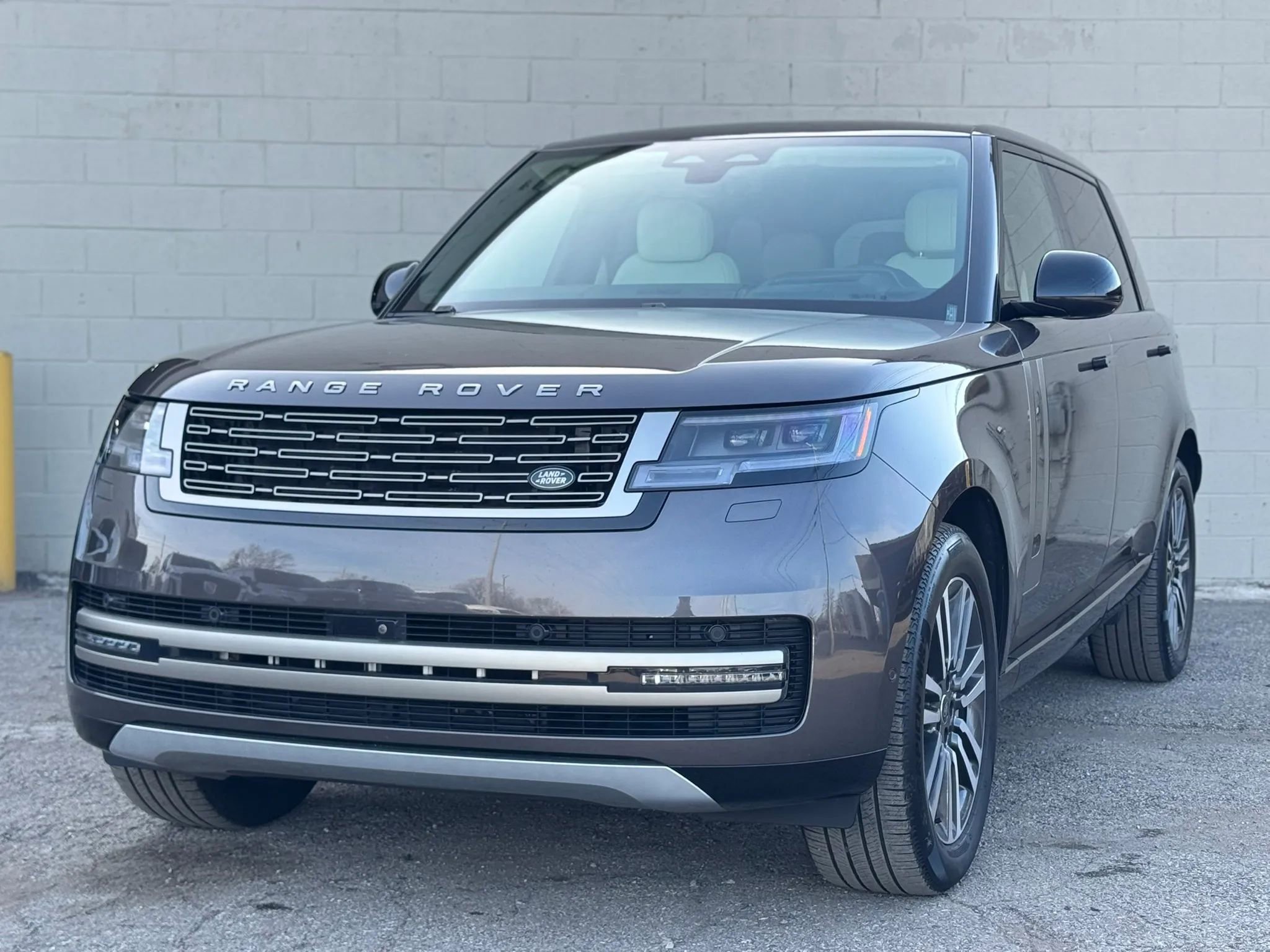 Used 2025 Land Rover Range Rover Long Wheelbase SE image 1