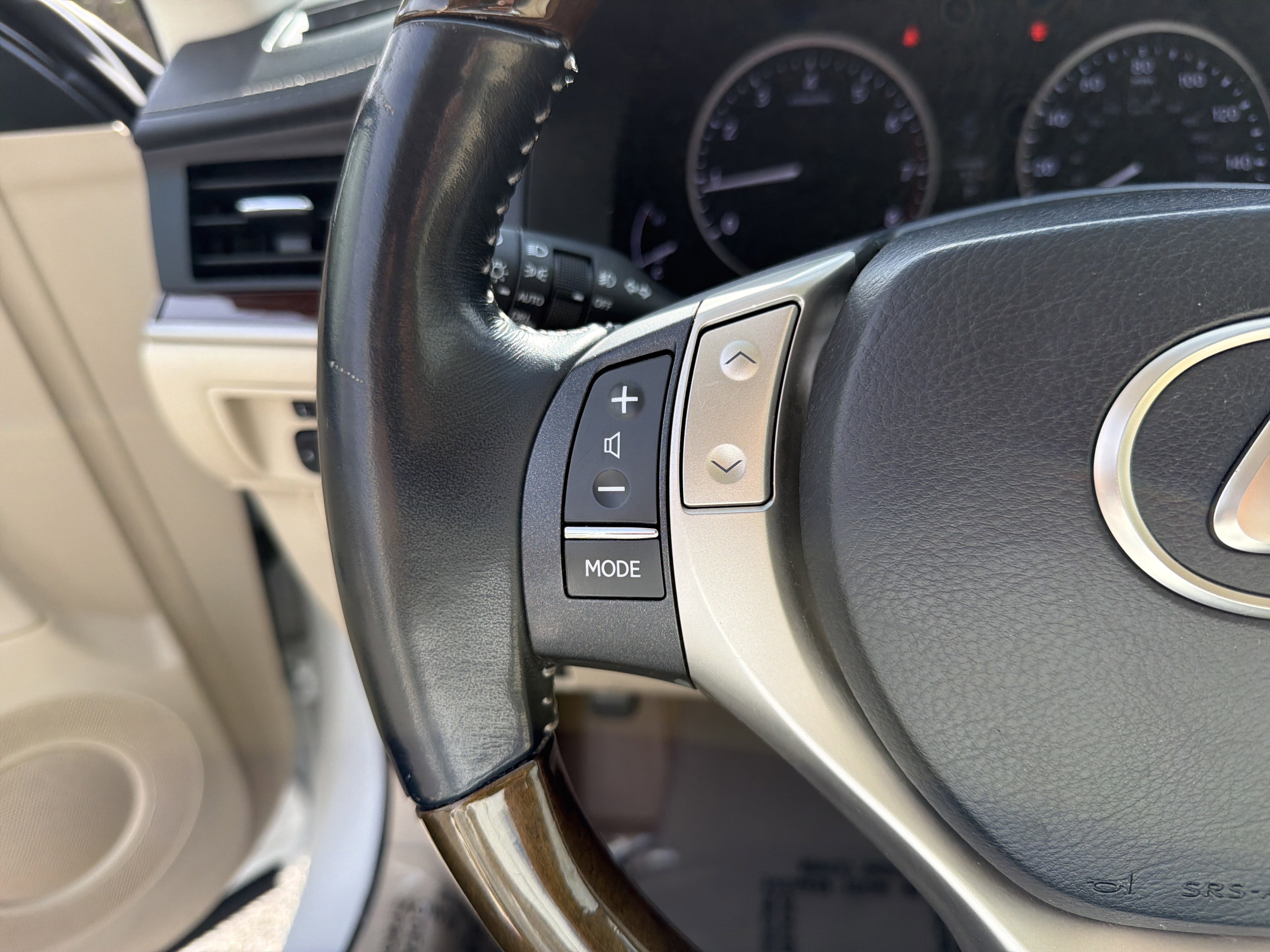 Used 2014 Lexus ES 350 4dr Car w/ Premium Package image 32