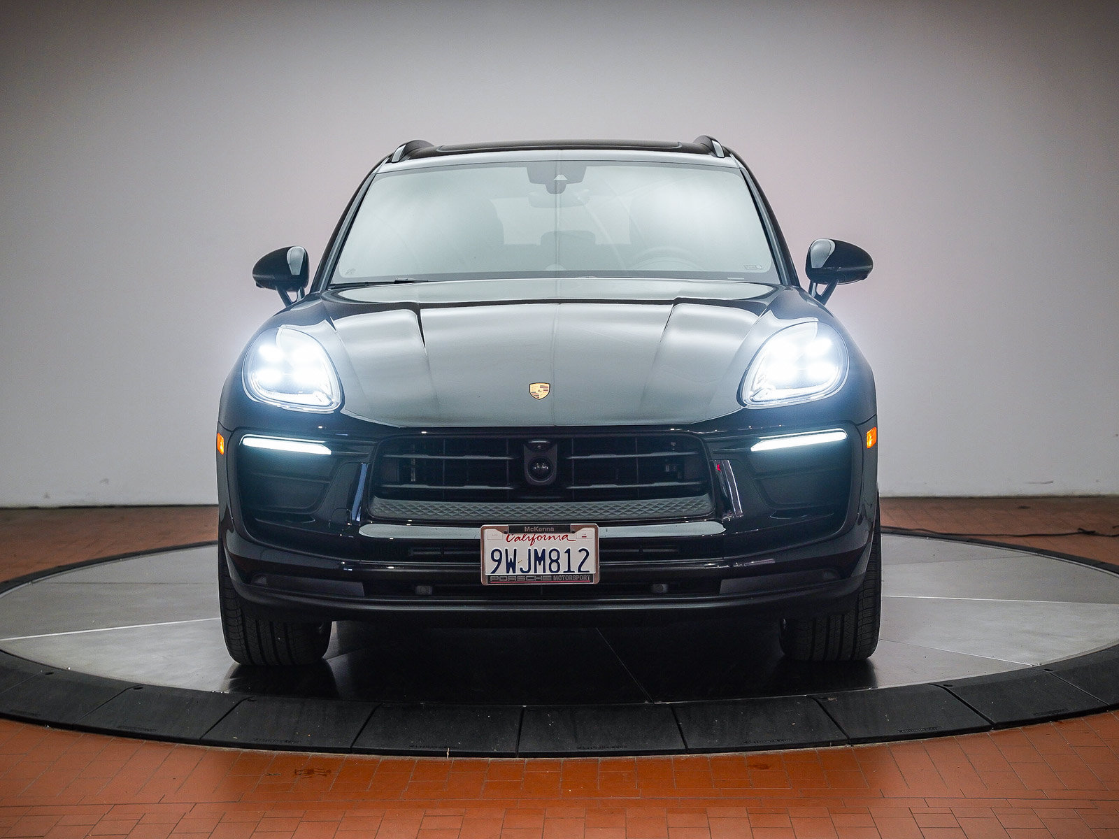 Certified 2026 Porsche Macan AWD/4WD image 6