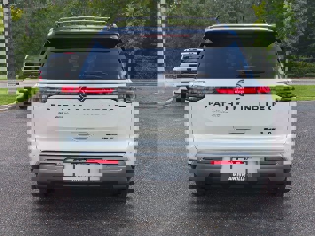 Used 2023 Nissan Pathfinder SL w/ Black Appearance Package image 5