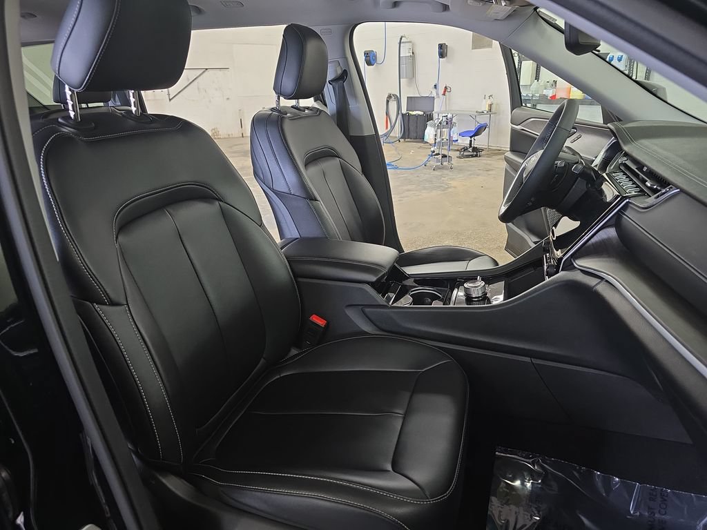 Used 2023 Jeep Grand Cherokee L Limited AWD/4WD image 10