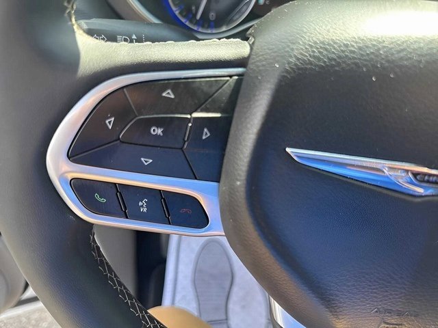 Used 2024 Chrysler Pacifica Touring-L image 15
