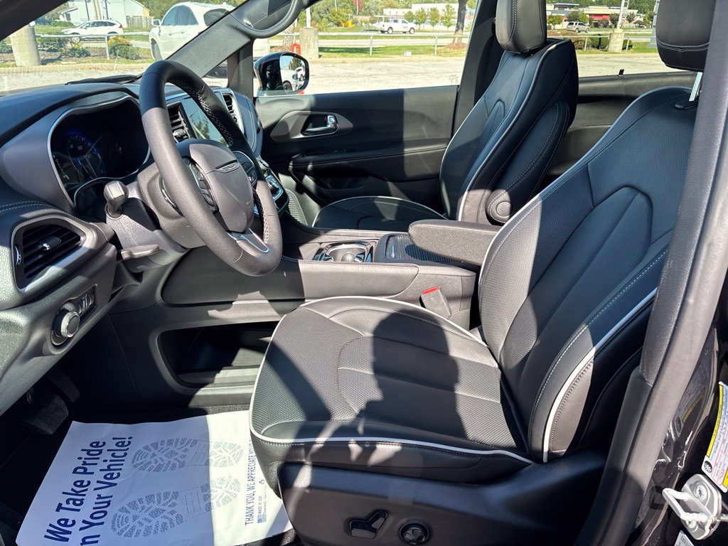 New 2027 Chrysler Pacifica Limited w/ Family Tech Group FWD image 34