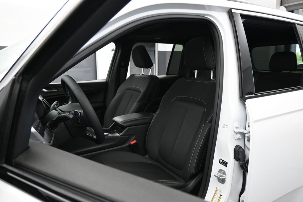 Used 2025 Jeep Grand Cherokee Laredo X RWD image 10