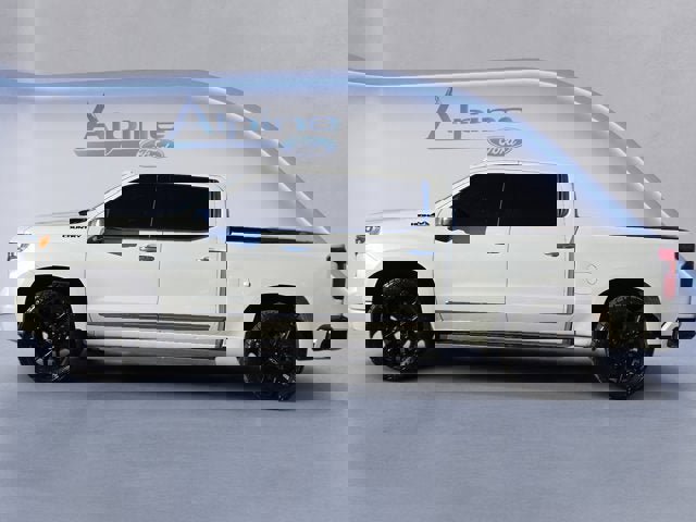 Used 2023 Chevrolet Silverado 1500 High Country w/ Technology Package image 2