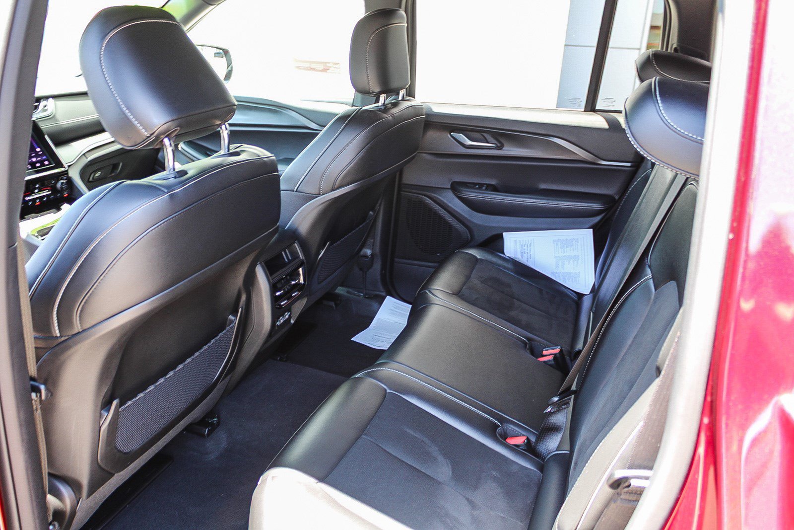 Used 2025 Jeep Grand Cherokee Altitude RWD image 21
