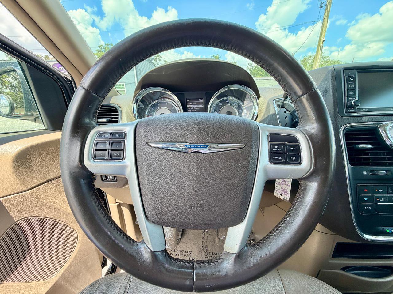 Used 2015 Chrysler Town & Country Touring FWD image 17