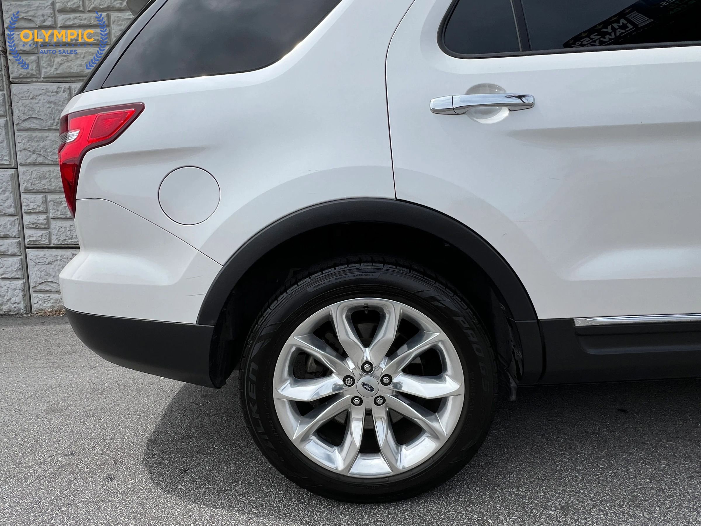 Used 2014 Ford Explorer XLT w/ Equipment Group 202A FWD image 11