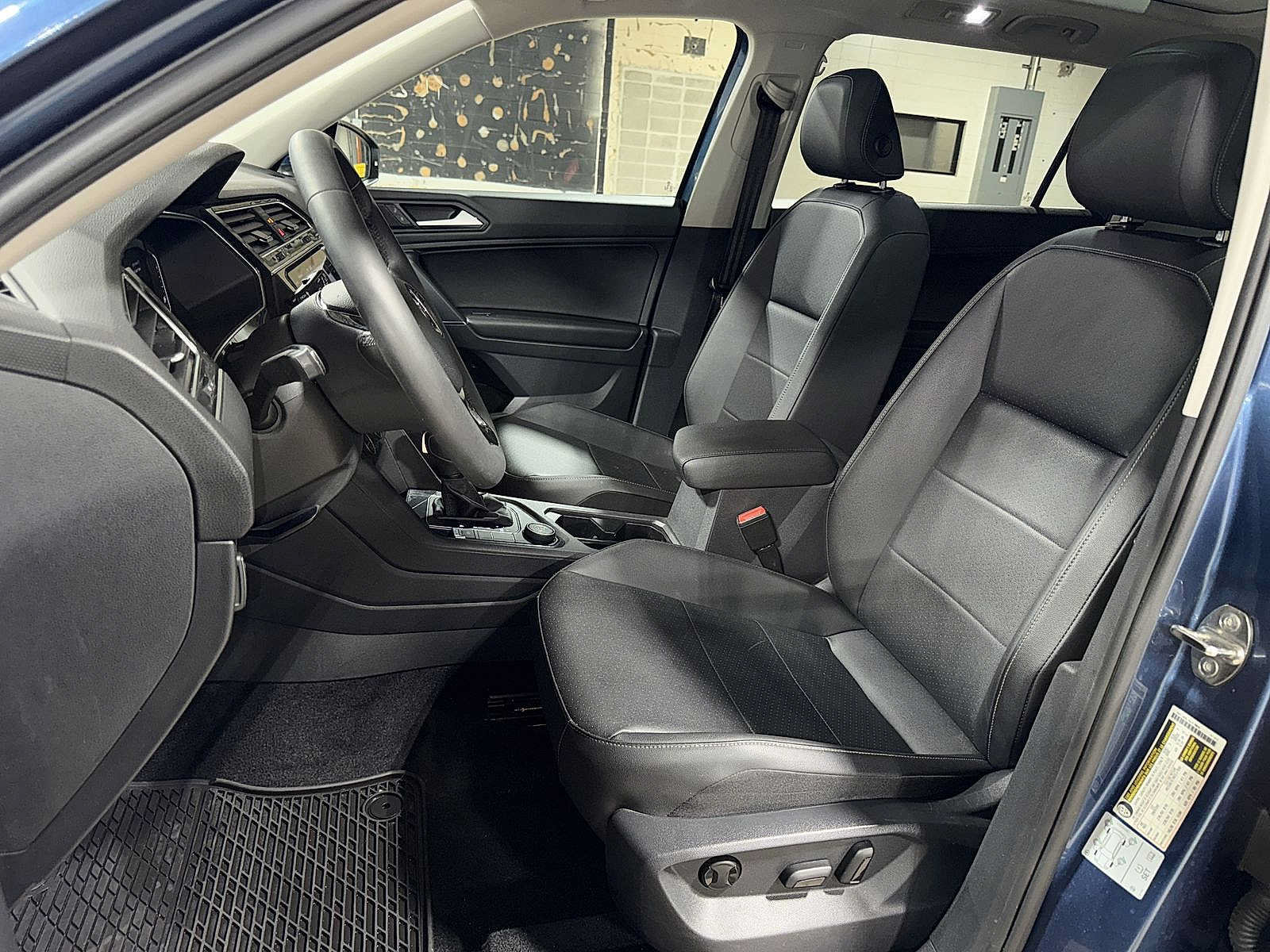 Used 2020 Volkswagen Tiguan SEL AWD/4WD image 15