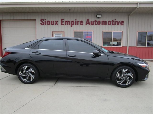 Used 2025 Hyundai Elantra Limited FWD image 2