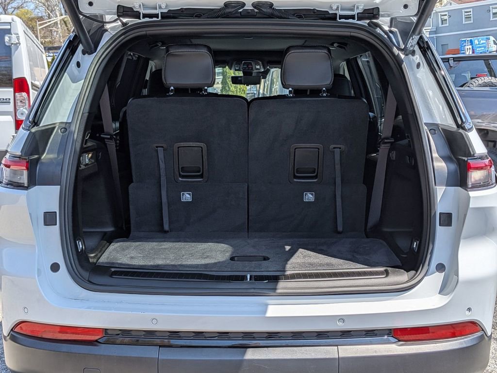 Used 2025 Jeep Grand Cherokee L Limited w/ Luxury Tech Group II image 9