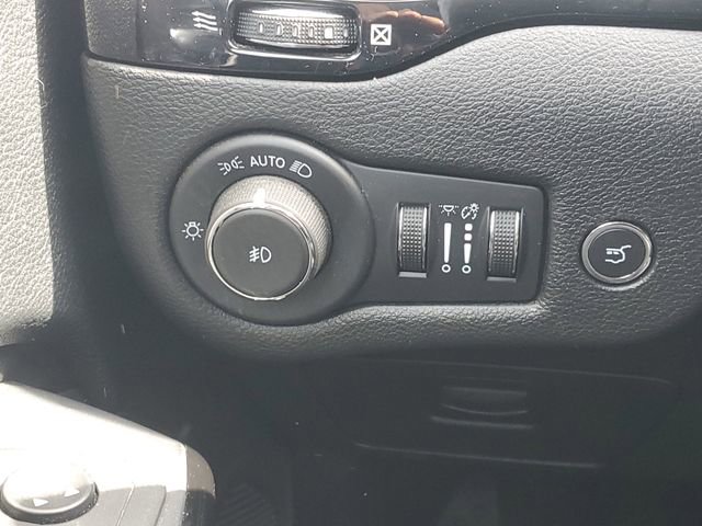 Used 2021 Jeep Cherokee Latitude Lux w/ Sun & Sound Group AWD/4WD image 21