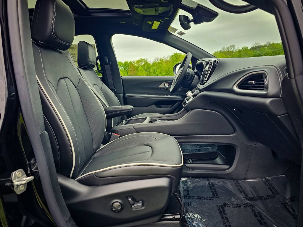 New 2027 Chrysler Pacifica Limited AWD/4WD image 40