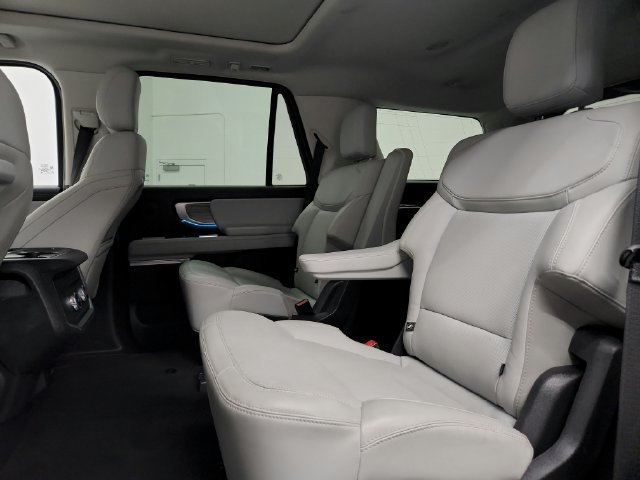 Used 2025 Ford Expedition Platinum w/ Driver's Package AWD/4WD image 22