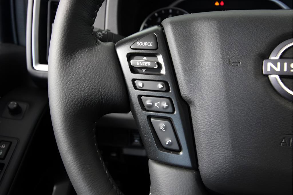 Used 2025 Nissan Frontier SL AWD/4WD image 17