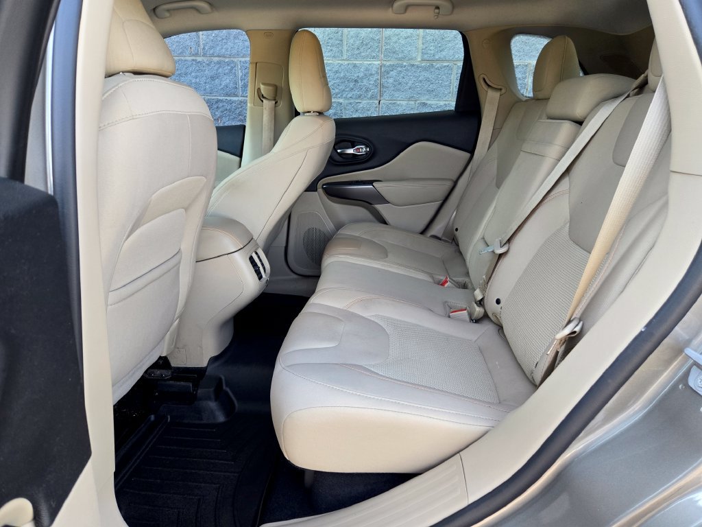 Used 2019 Jeep Cherokee Latitude w/ Popular Appearance Group FWD image 29