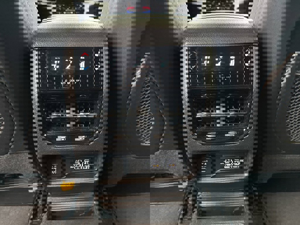 Used 2022 Jeep Grand Cherokee L Laredo w/ Luxury Tech Group I image 23