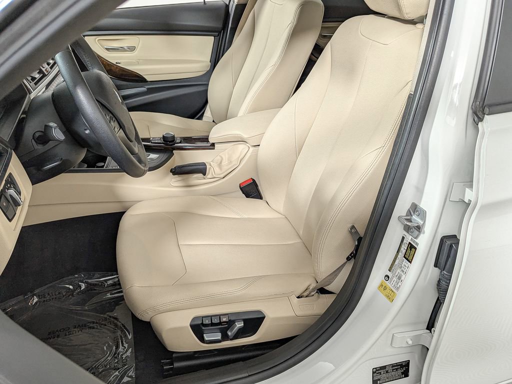Used 2018 BMW 320i Sedan RWD image 15