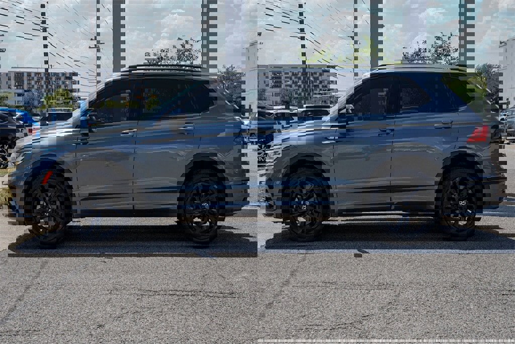 New 2024 Volkswagen Tiguan SE R-Line image 3