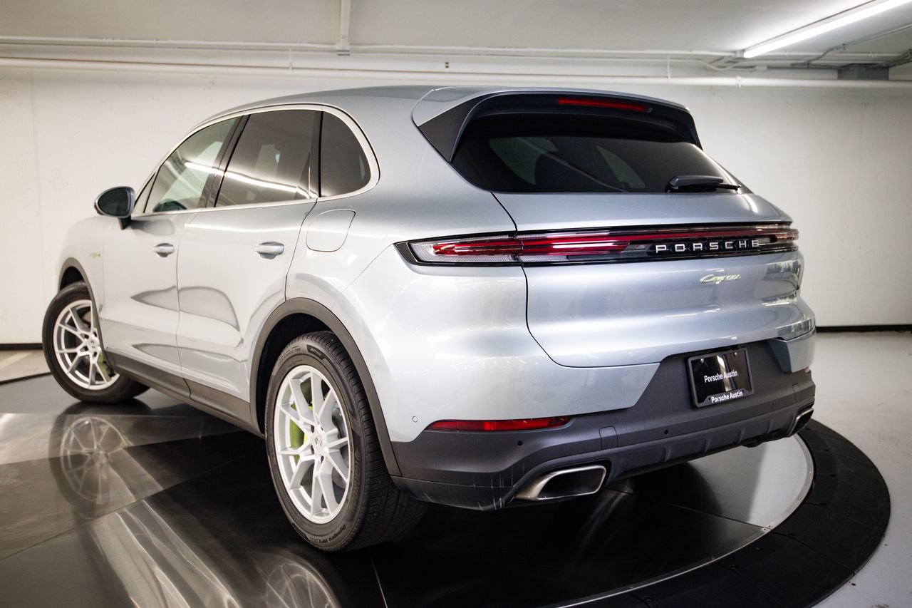 Certified 2025 Porsche Cayenne E-Hybrid AWD/4WD image 3