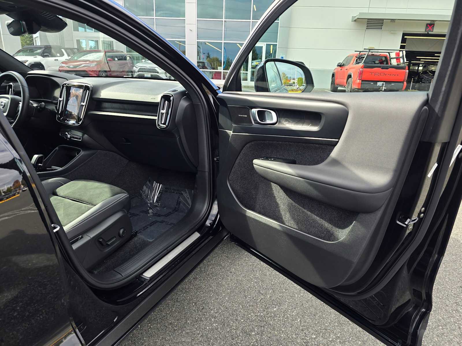 Used 2023 Volvo C40 P8 Recharge Ultimate image 10