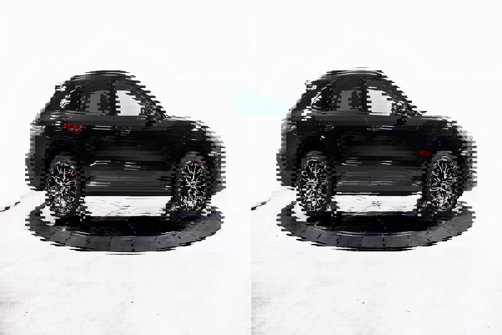 Certified 2025 Porsche Macan image 10
