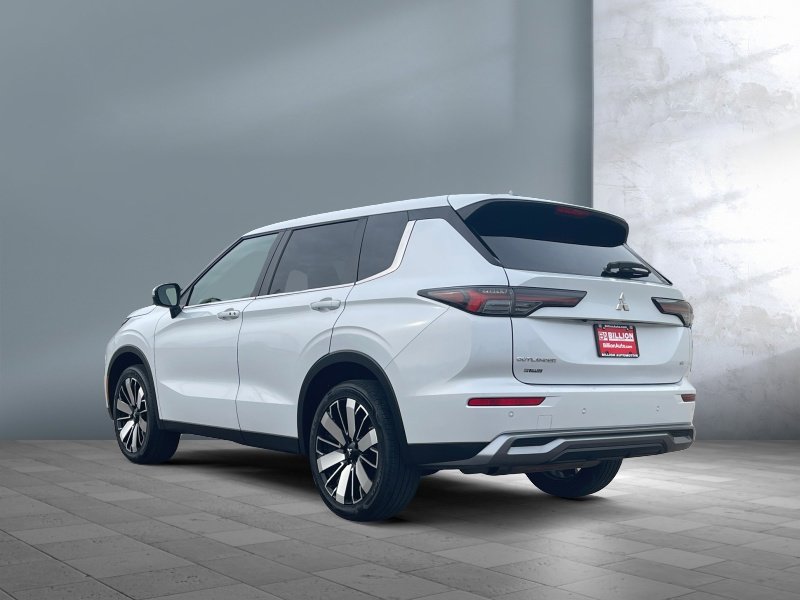 Used 2025 Mitsubishi Outlander SE AWD/4WD image 4