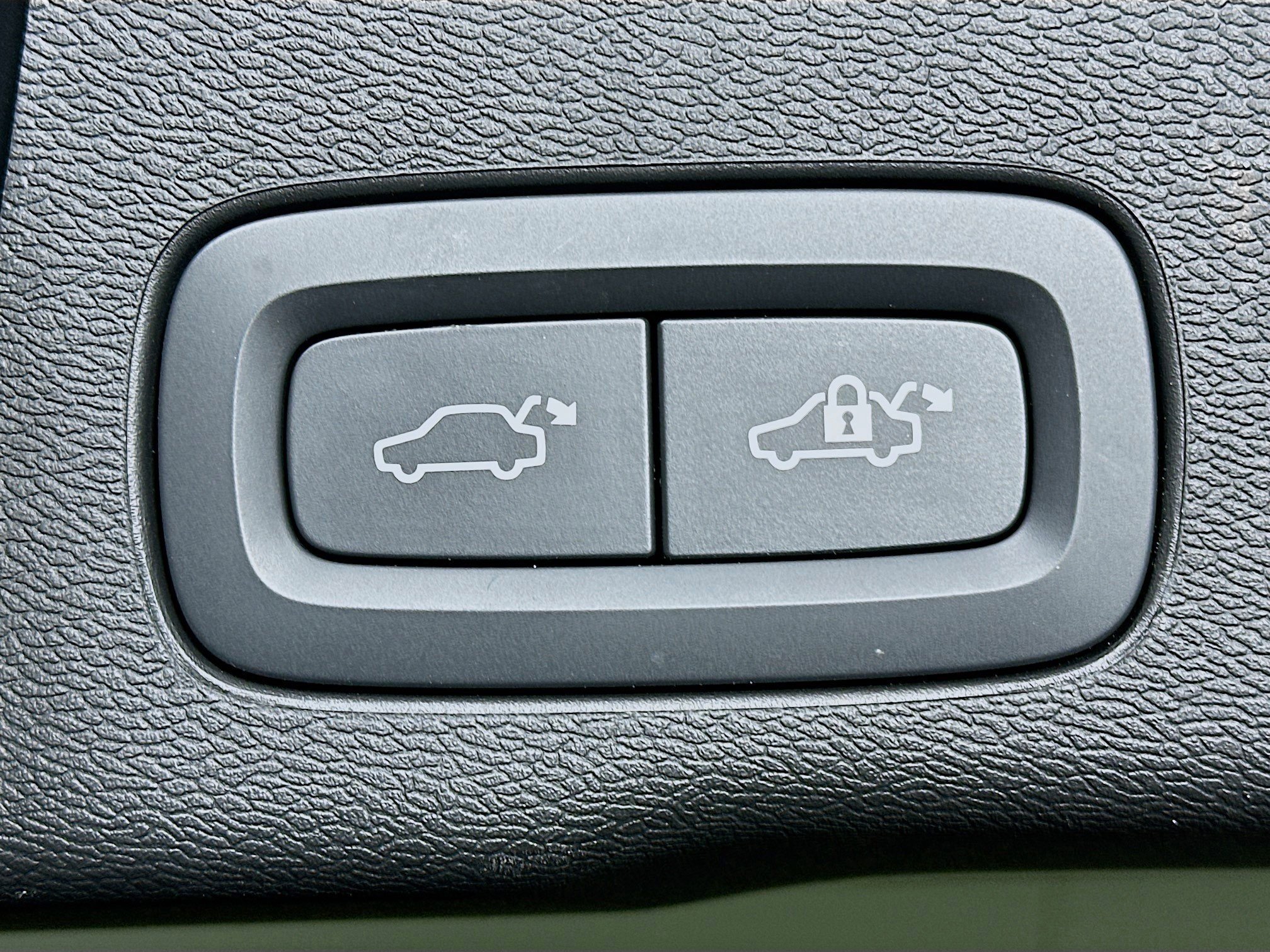 Used 2025 Volvo XC60 B5 Plus image 29