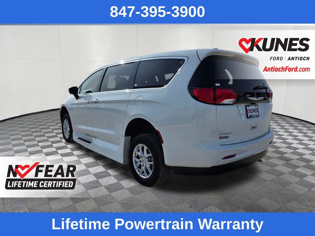 Used 2023 Chrysler Voyager LX image 5