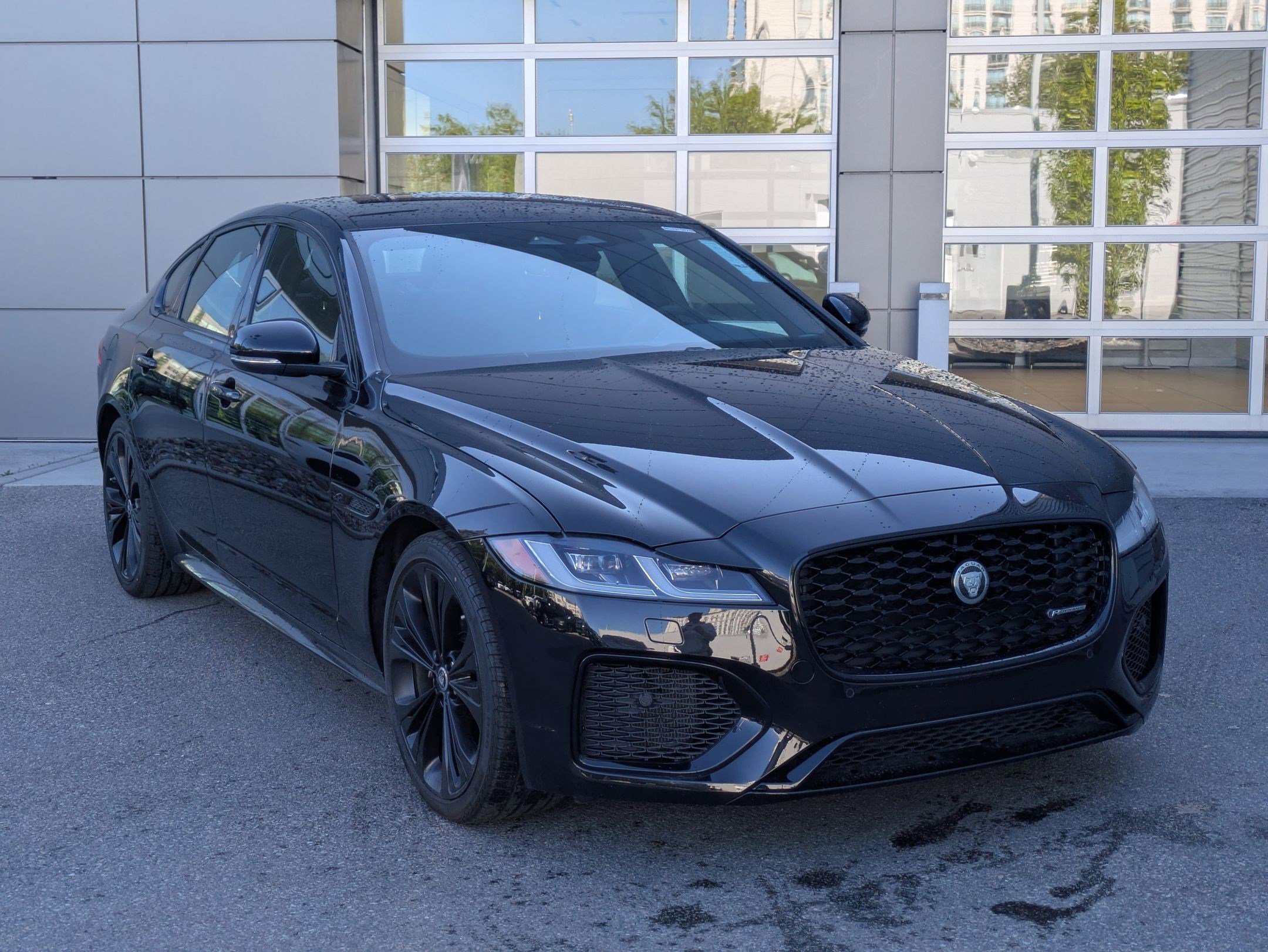 Used 2024 Jaguar XF R-Dynamic SE AWD/4WD image 3