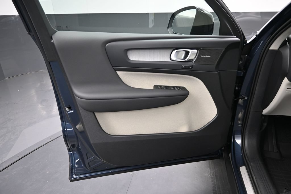 New 2026 Volvo XC40 B5 Ultra w/ Protection Package Premier AWD/4WD image 9