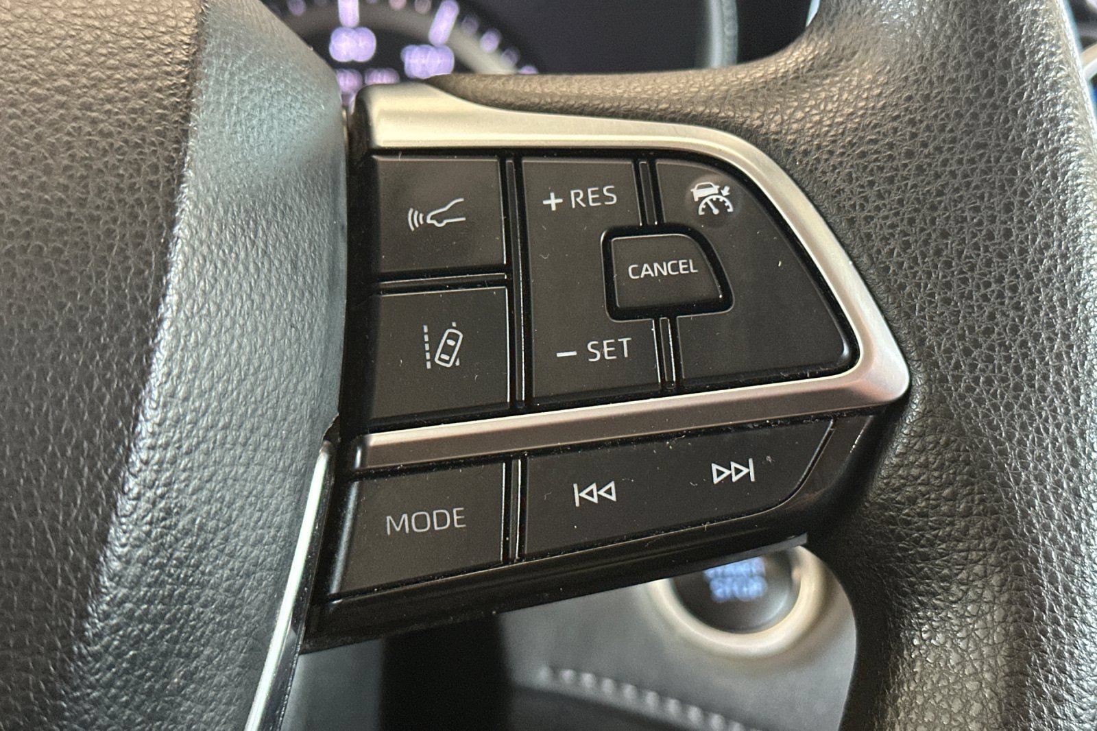 Used 2021 Toyota Highlander L FWD image 25
