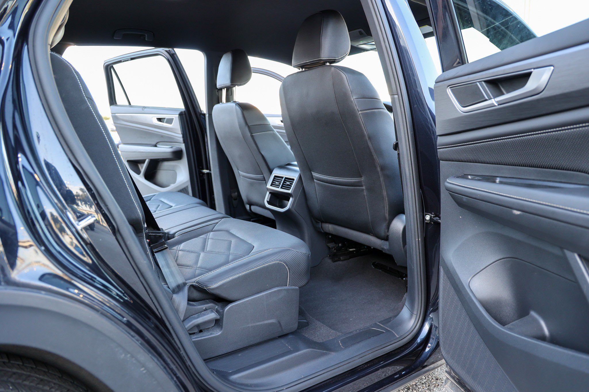 Used 2025 Volkswagen Atlas Cross Sport SE AWD/4WD image 39