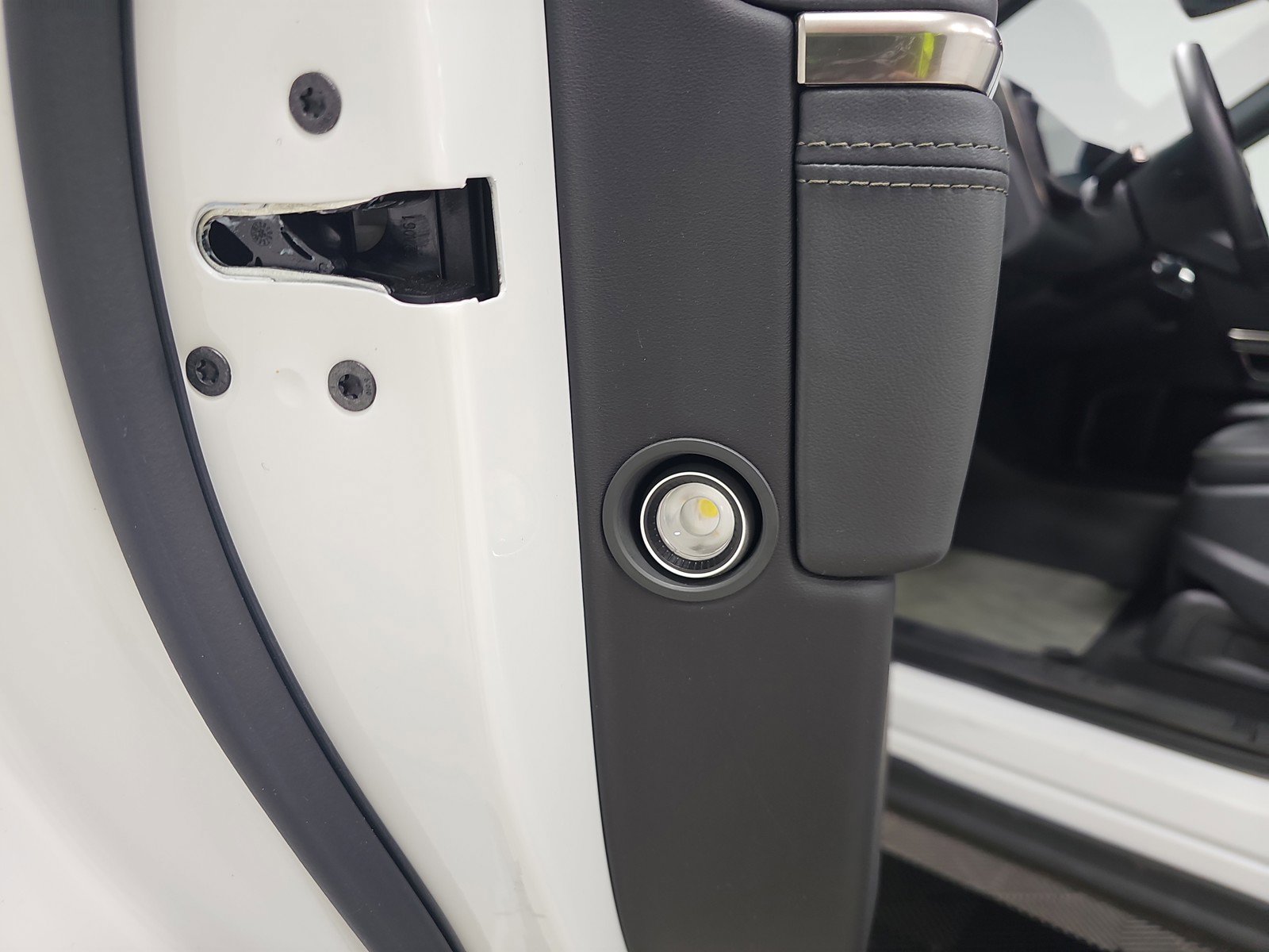 Used 2024 Rivian R1S Adventure AWD/4WD image 32