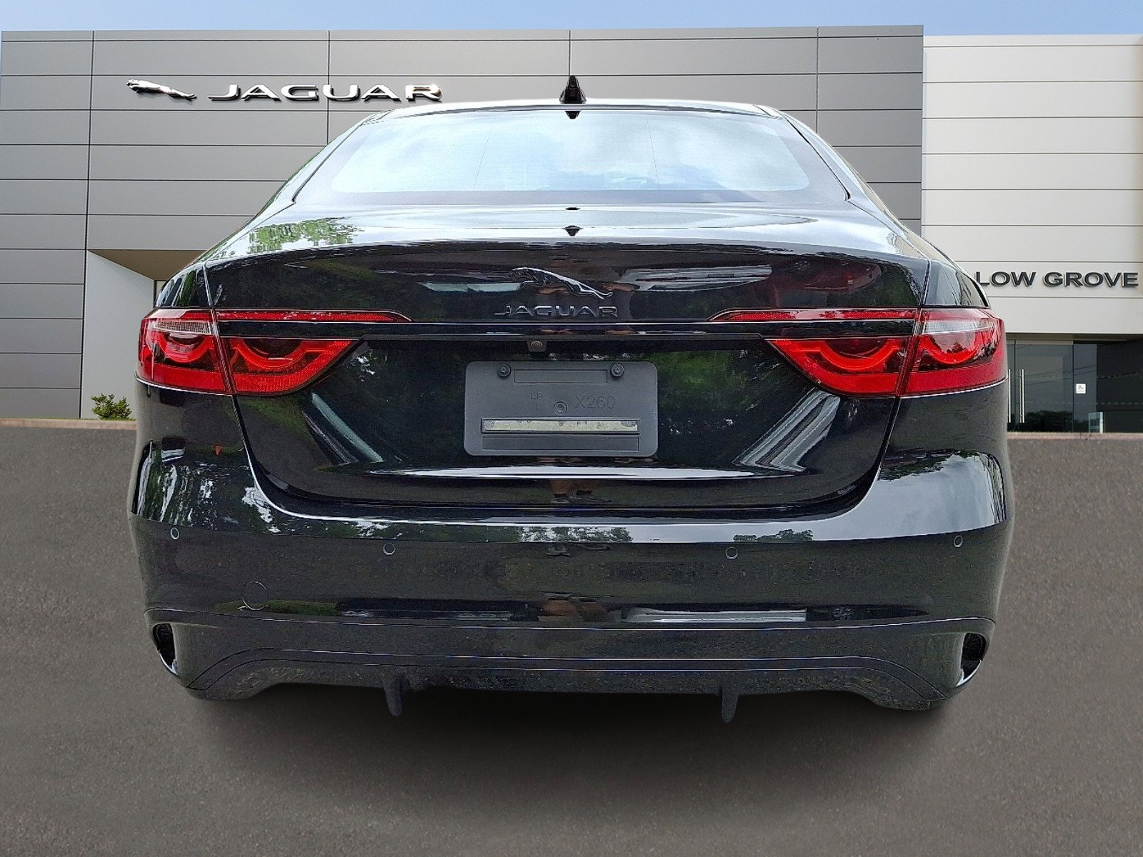 Certified 2024 Jaguar XF R-Dynamic SE image 7